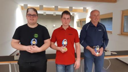 Streljanje_Prvi trije posamezniki (namesto Boga je pokal prevzel sin Luka)